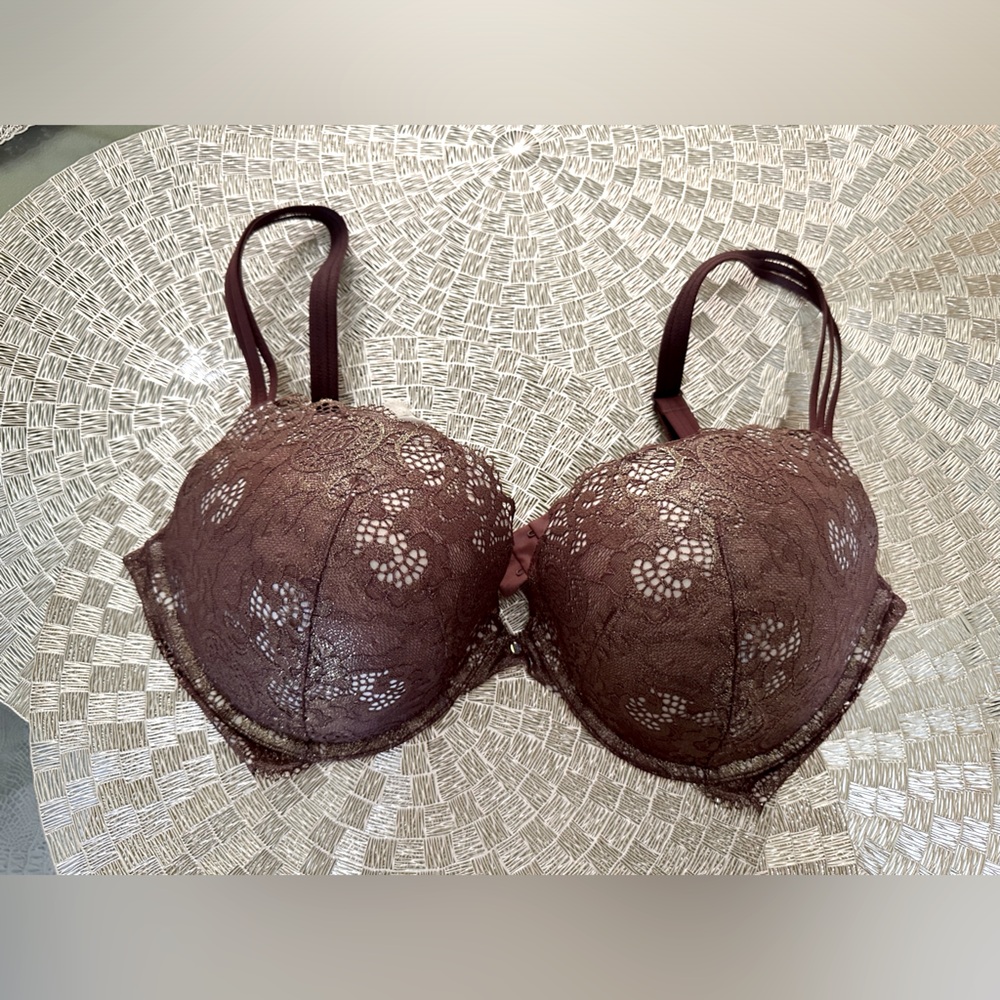 NWOT  Gold lace Victoria secrets bra 38D